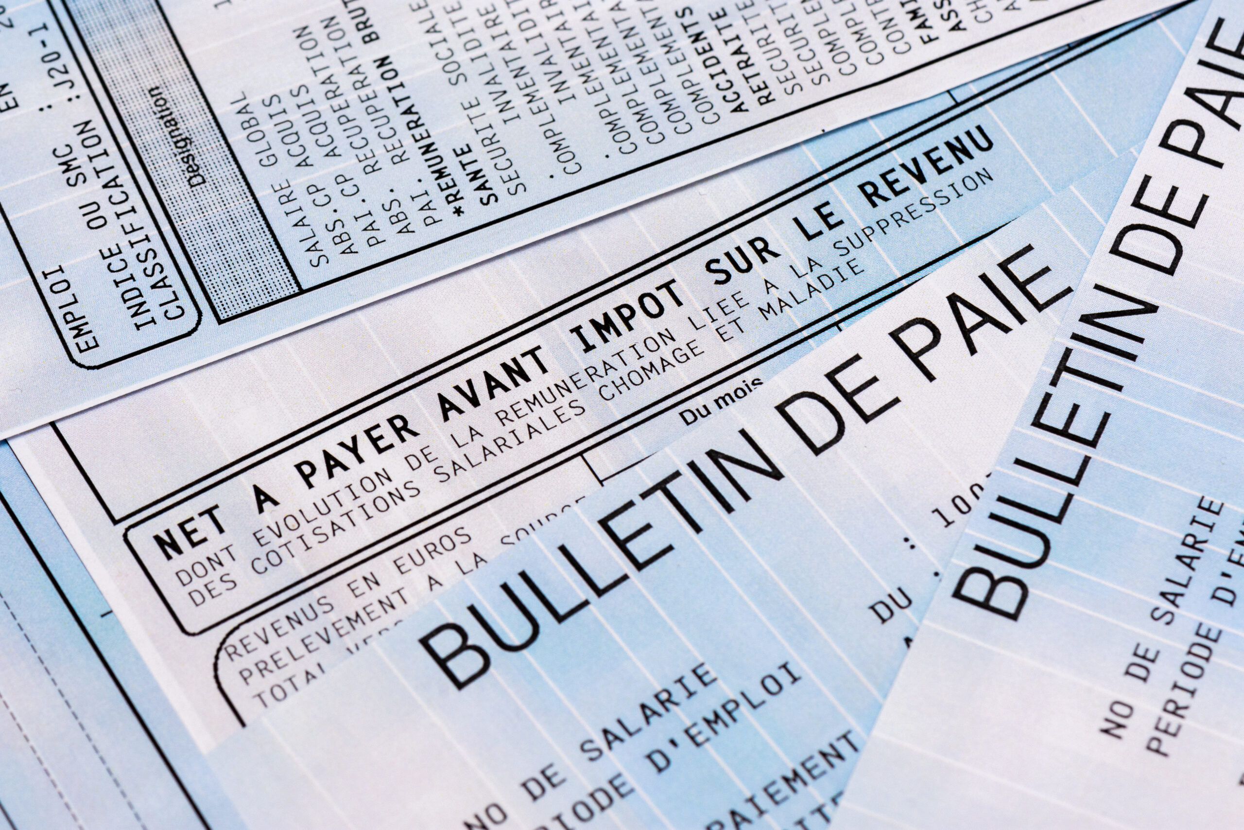 Bulletin de salaire français montrant une ligne de prélèvement à la source