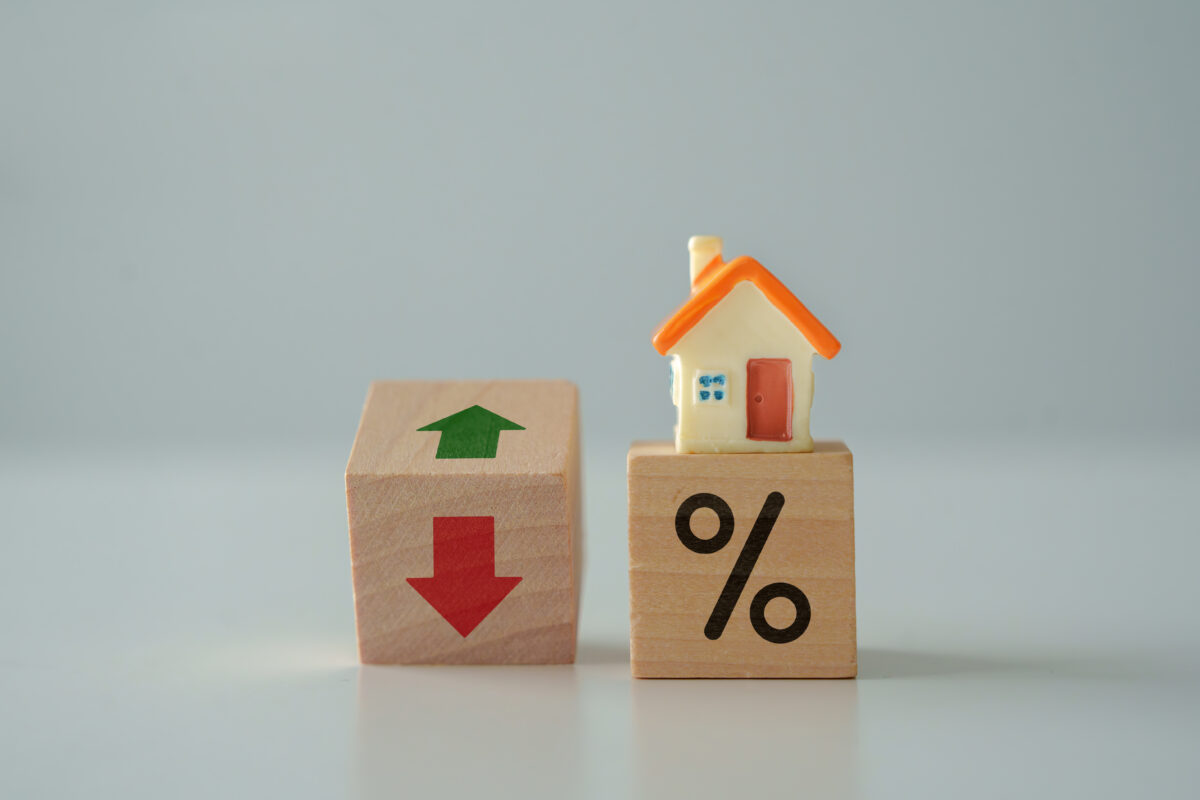 Maison miniature et cubes illustrant la variation d’un taux de crédit immobilier