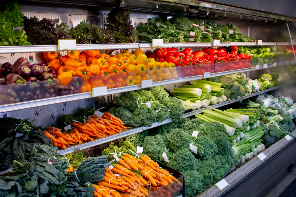 Rayon de supermarché rempli de légumes frais